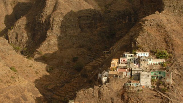 Bergiges Gelände zum Wandern mit kleiner Siedlung auf Santo Antão