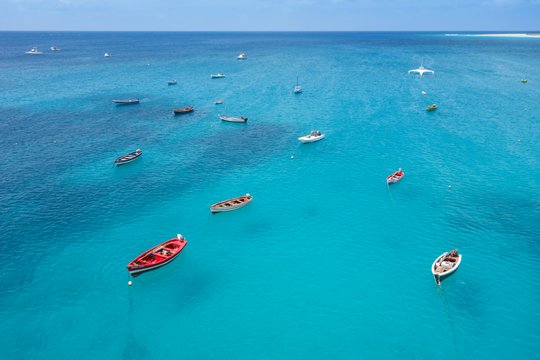 Türkisfarbenes Meer mit Booten vor São Vicente