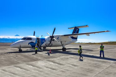 Flugzeug der SATA Air Acores für Flüge zwischen den Azoreninseln