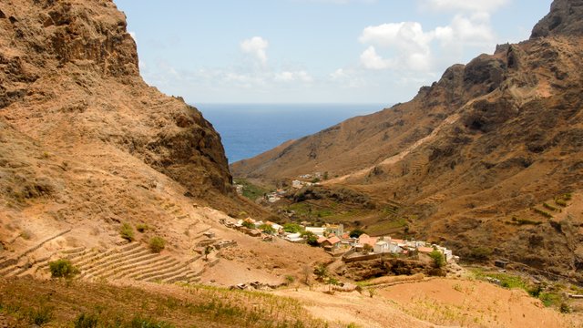 Terrassefelder und Steilhänge auf der Insel São Nicolau